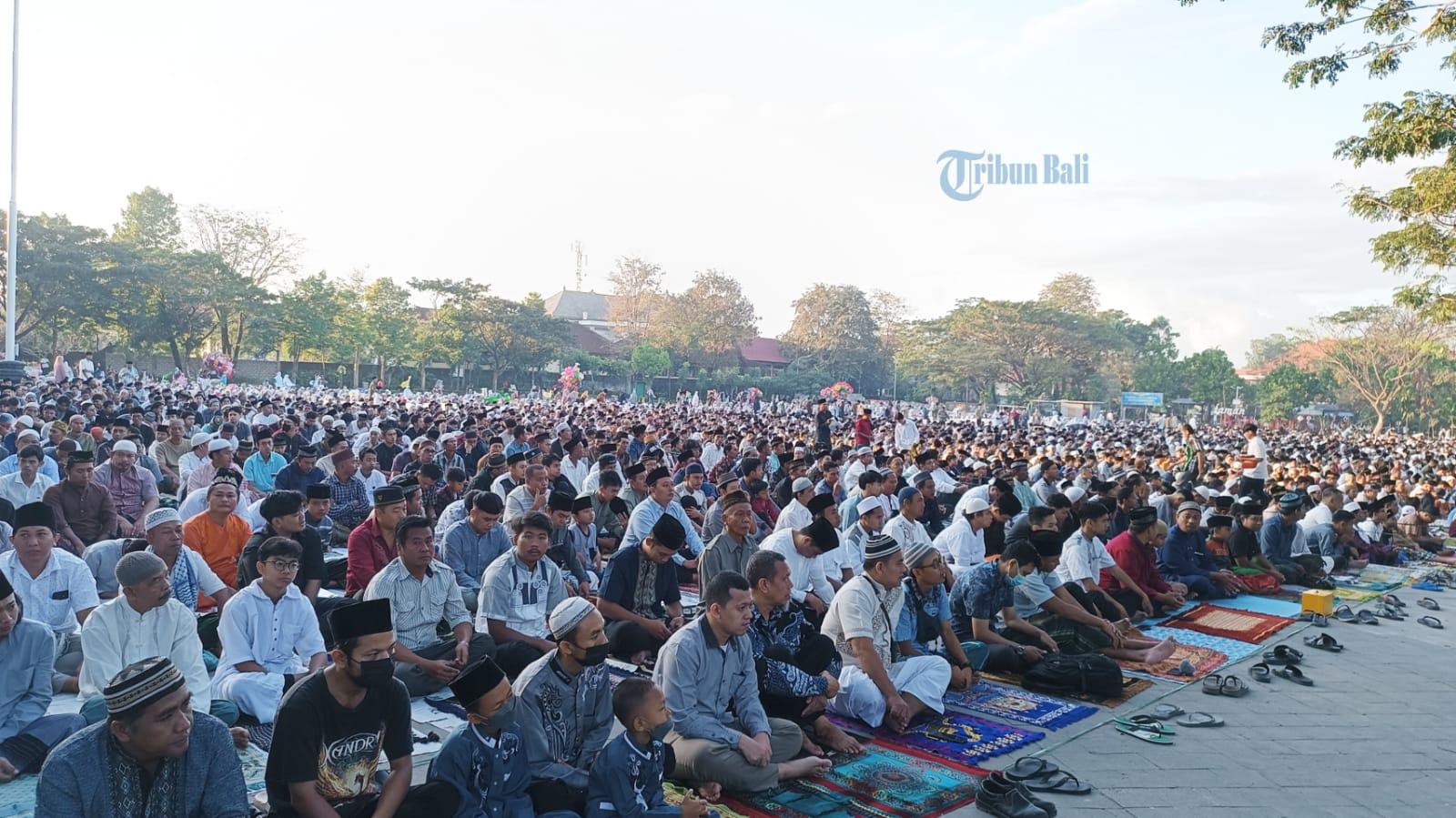 Ribuan-Umat-Muslim-Mengikuti-Salat-Idul-Adha-di-Denpasar.jpg