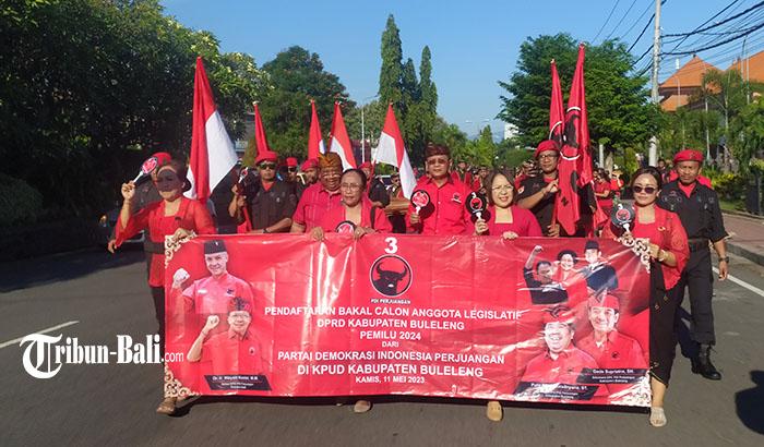 Rombongan-DPC-PDIP-Buleleng-saat-berjalan-kaki-menuju-kantor-KPU-Buleleng.jpg