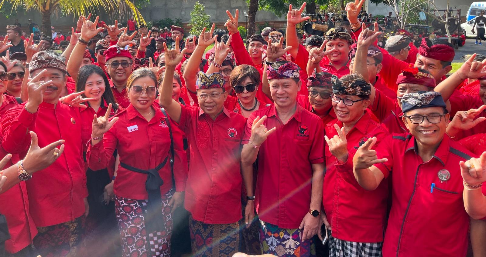 Rombongan-PDIP-Bali-yang-dipimpin-Wayan-Koster-berfoto-bersama.jpg