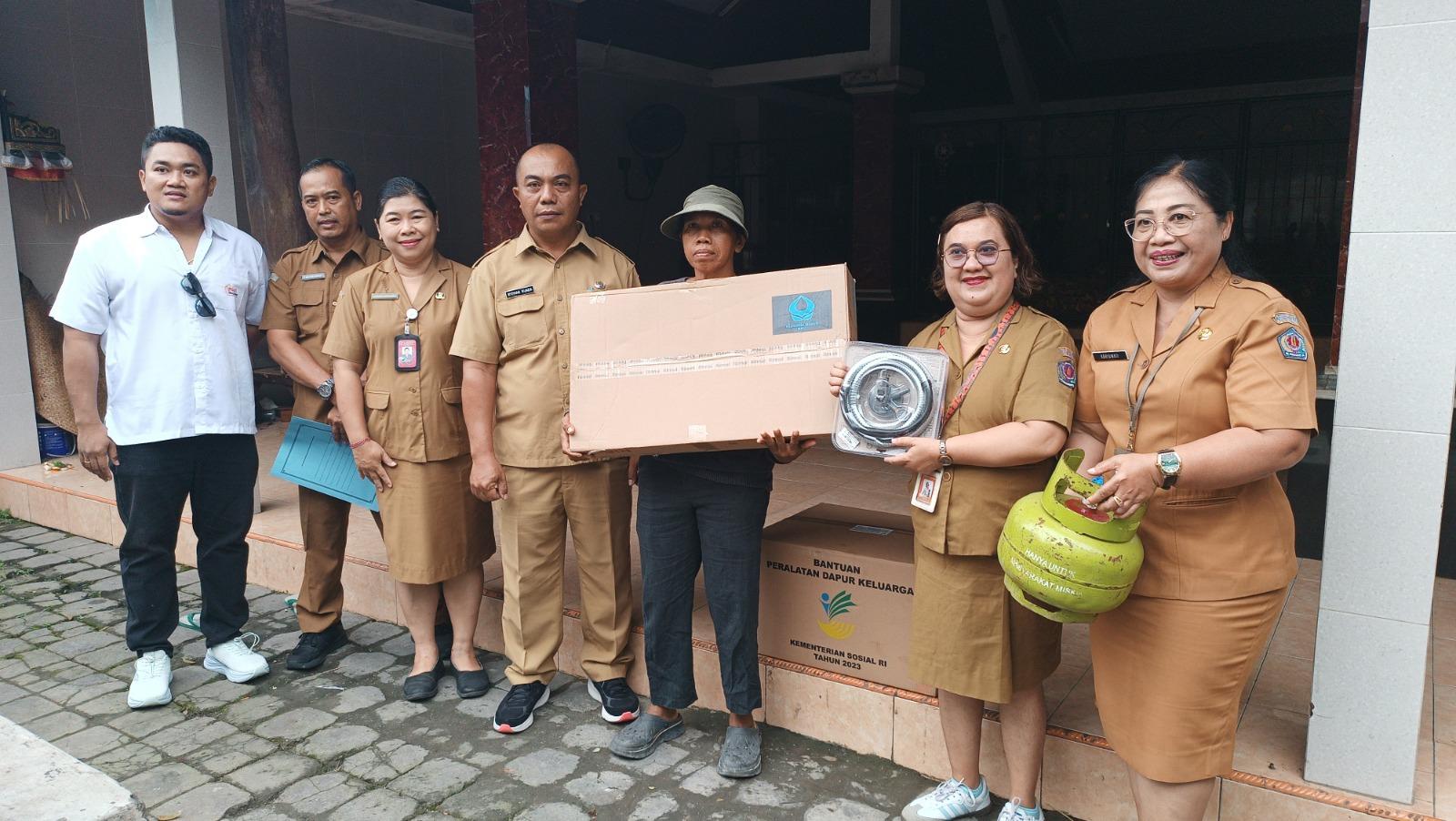 Rumah-Hancur-Korban-Puting-Beliung-di-Kesiman-Denpasar-Diberi-Bantuan-Alat-Memasak.jpg