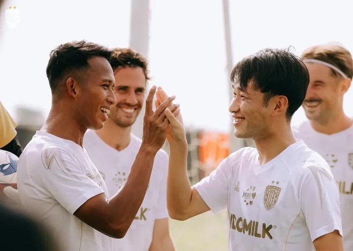 SAMBUT-HANGAT-Gelandang-baru-Bali-United-Teppei-Yachida-tampak-disambut-hangat.jpg