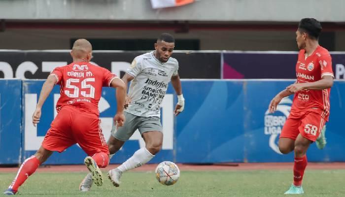 SENGIT-duel-antar-pemain-dalam-pertandingan-antara-Persija-Jakarta-vs-Bali-United.jpg