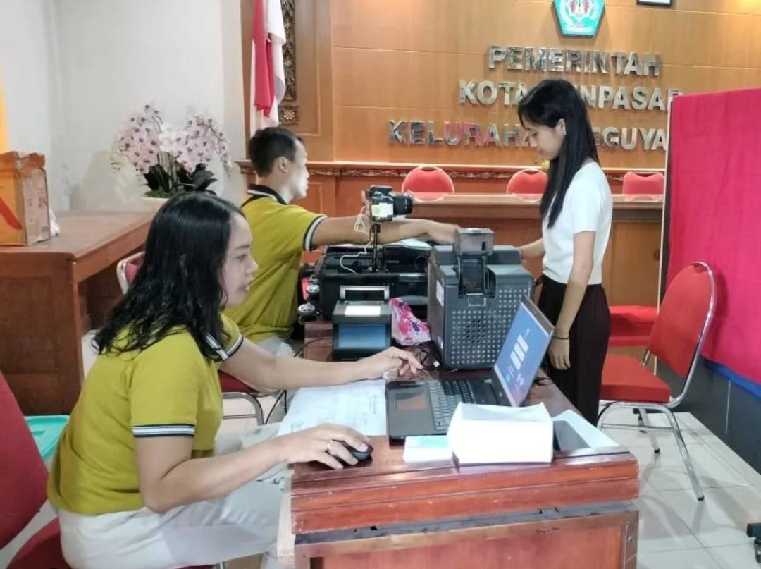 Saat-Pemilu-Disdukcapil-Denpasar-Tetap-Buka-Perekaman-e-KTP.jpg
