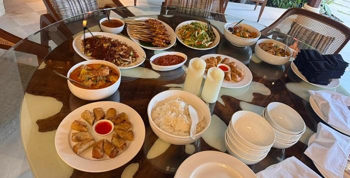 Sajian-menu-kuliner-tradisional-yang-dihadirkan-untuk-tamu-wisatawan-di-Villa.jpg