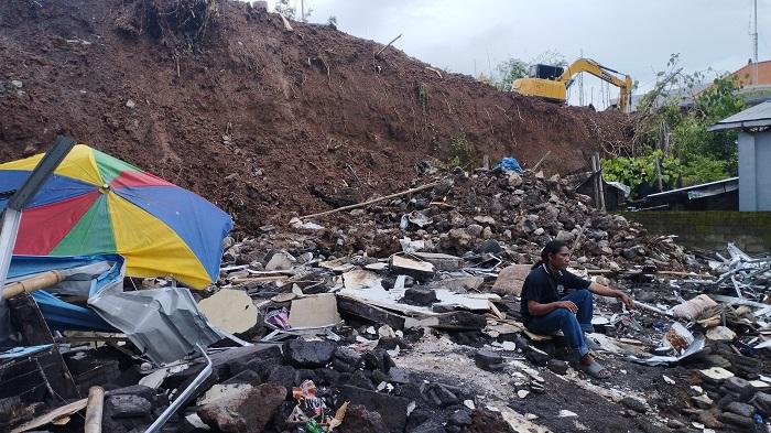 Salah-satu-korban-tanah-longsor-di-Jalan-Ken-Dedes-Denpasar-Bali-yang-selamat-Sulaiman.jpg