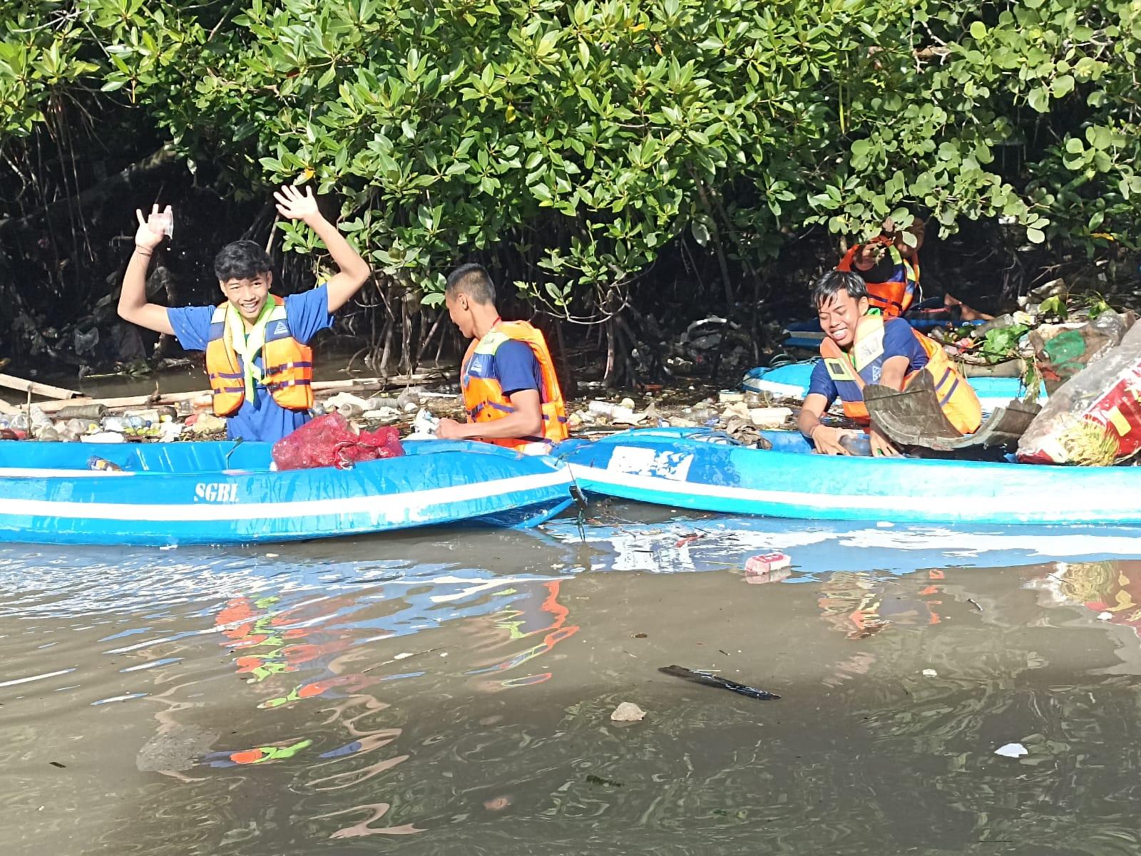 Sambut HUT Ke-238 Kota Denpasar, Ratusan Orang Gelar Aksi Susur Mangrove, Bersihkan Sampah Plastik