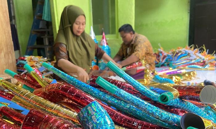 Sambut-Tahun-Baru-2025-salah-satu-produsen-terompet-di-Jalan-Wibisana.jpg