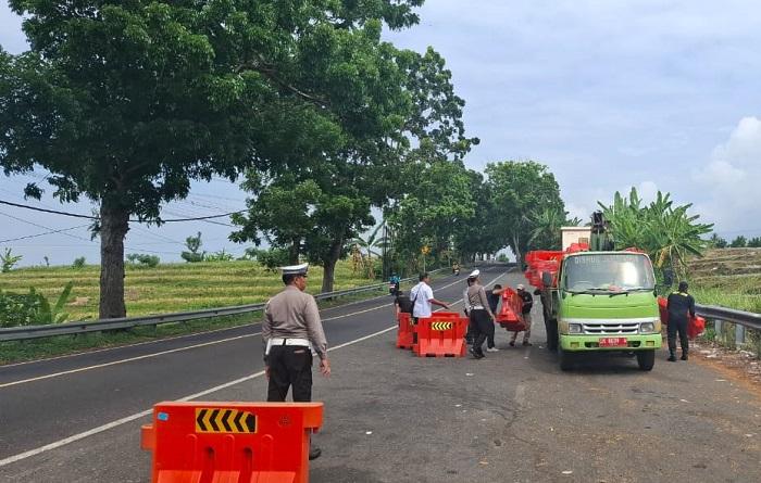 Satlantas-Polres-Jembrana-bersama-Dishub-Jembrana-memasang-water-barrier-45.jpg