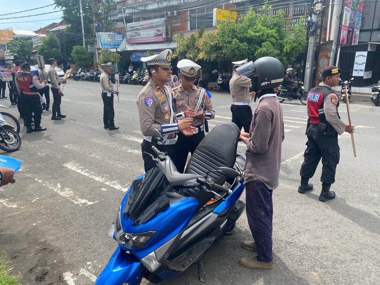 Satlantas-Polres-Jembrana-saat-melakukan-kampanye-kamseltibcar.jpg