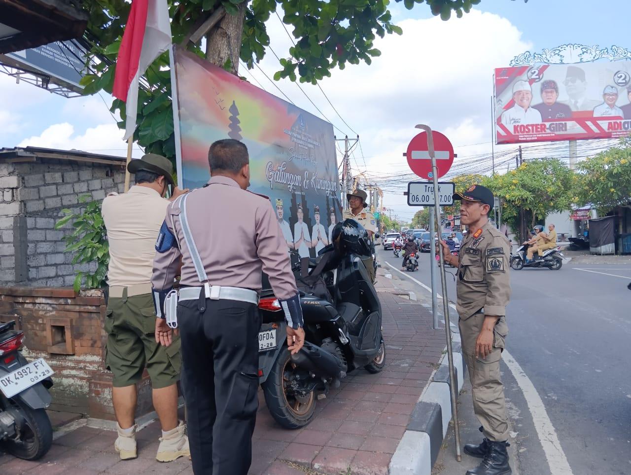 Satpol-PP-Badung-saat-melakukan-pembersihan-Baliho-Kadaluarsa-beberapa-waktu-lalu.jpg