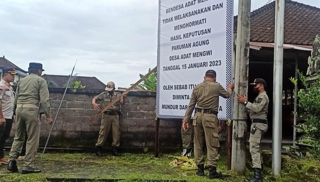 Satpol-PP-Badung-saat-melakukan-penurunan-Baliho-di-Mengwi-pada-Jumat-17-Februari-2023.jpg