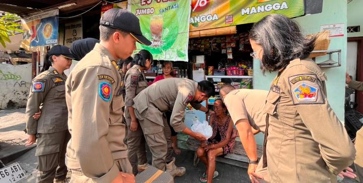 Satpol-PP-Buleleng-saat-melakukan-penanganan-lansia-yang-linglung.jpg