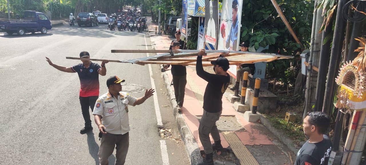 Satpol-PP-Kota-Denpasar-menertibkan-baliho-Caleg-yang-melanggar-beberapa-waktu-lalu.jpg