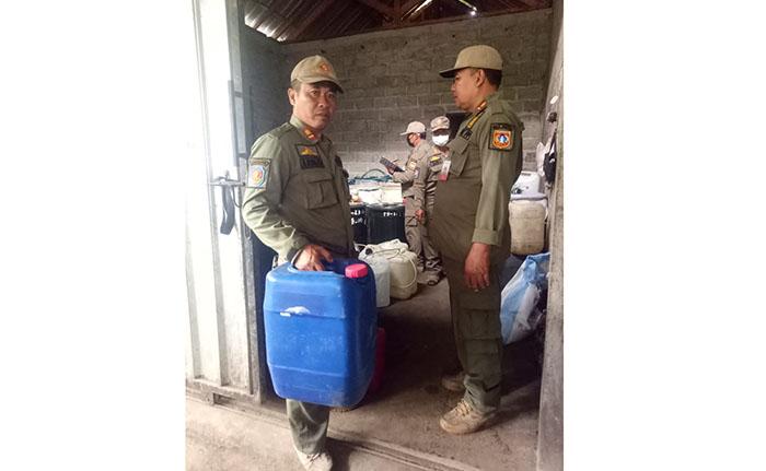 Satpol-PP-Provinsi-Bali-dan-Kabupaten-Karangasem-saat-menyidak-produsen-arak-bahan-gula.jpg