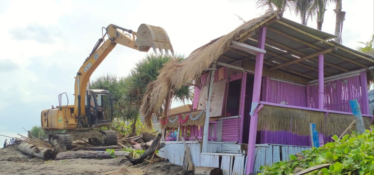 BERANGUS Puluhan Warung di Pantai Berawa, Satpol PP Badung Pakai Alat Berat