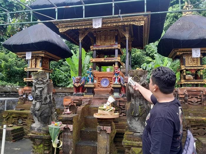Satreskrim-Polsek-Kediri-saat-melakukan-olah-TKP-di-Pura-Dalem-Penataran.jpg