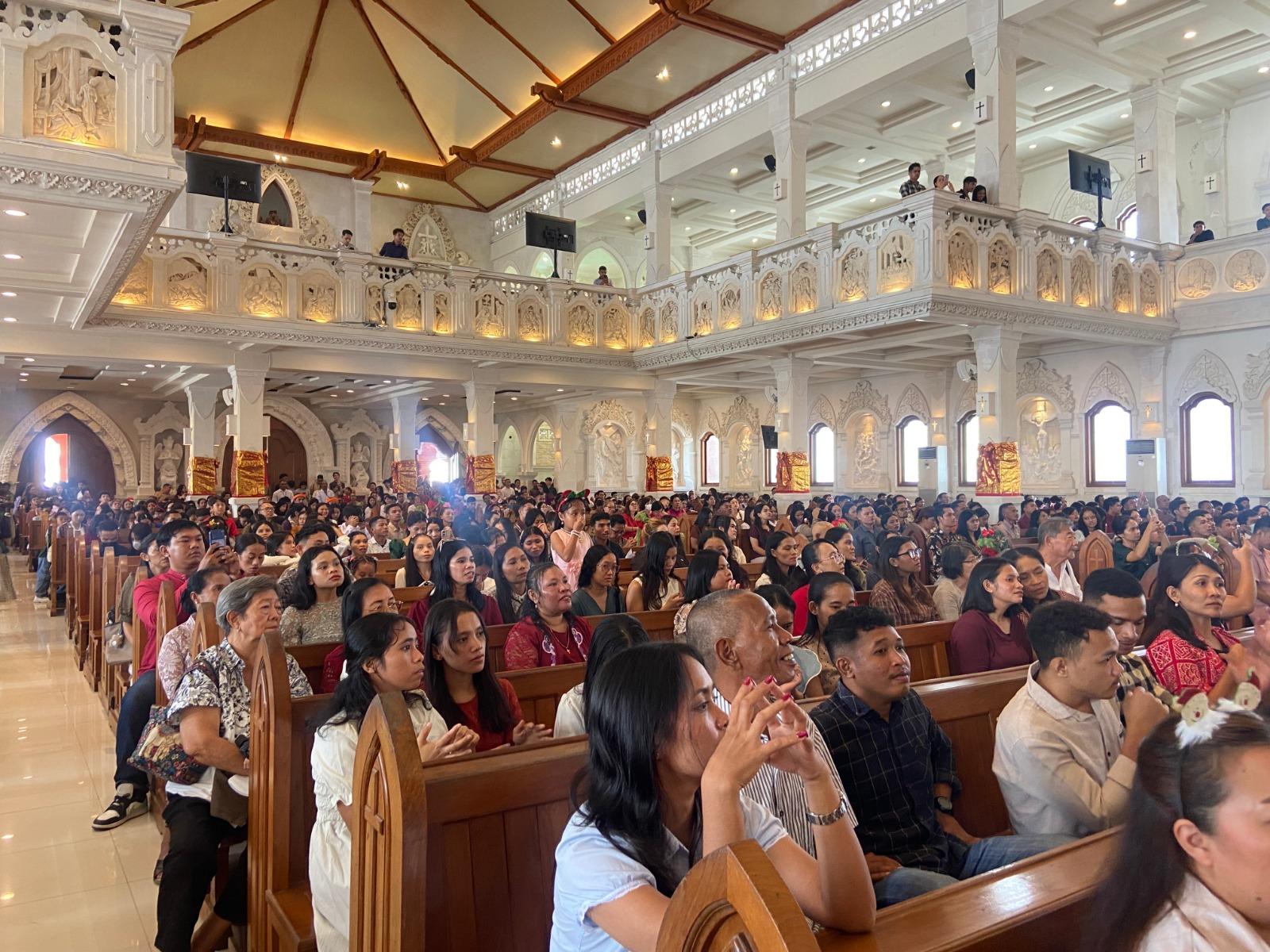 Sebanyak-13-Ribu-Lebih-Jemaat-Ikuti-Ekaristi-Natal-di-Gereja-Katedral-Keuskupan-Denpasar-Bali.jpg