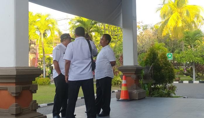 Sejumlah-Perbekel-saat-mendatangi-Kejari-Buleleng-untuk-menjalani-pemeriksaan.jpg
