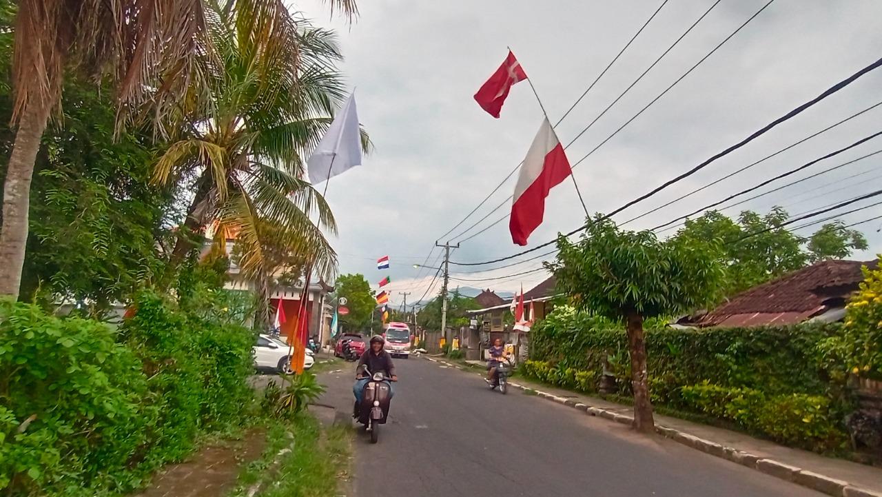 Sejumlah-bendera-negara-peserta-Piala-Dunia-2022-dipasang-warga.jpg