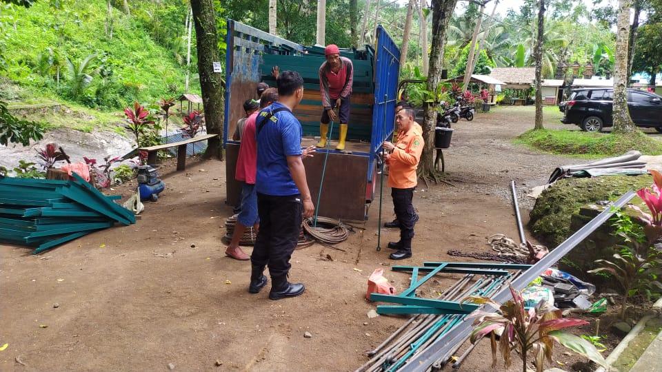 Sejumlah-pekerja-proyek-tampak-sibuk-menurunkan-bahan-material.jpg