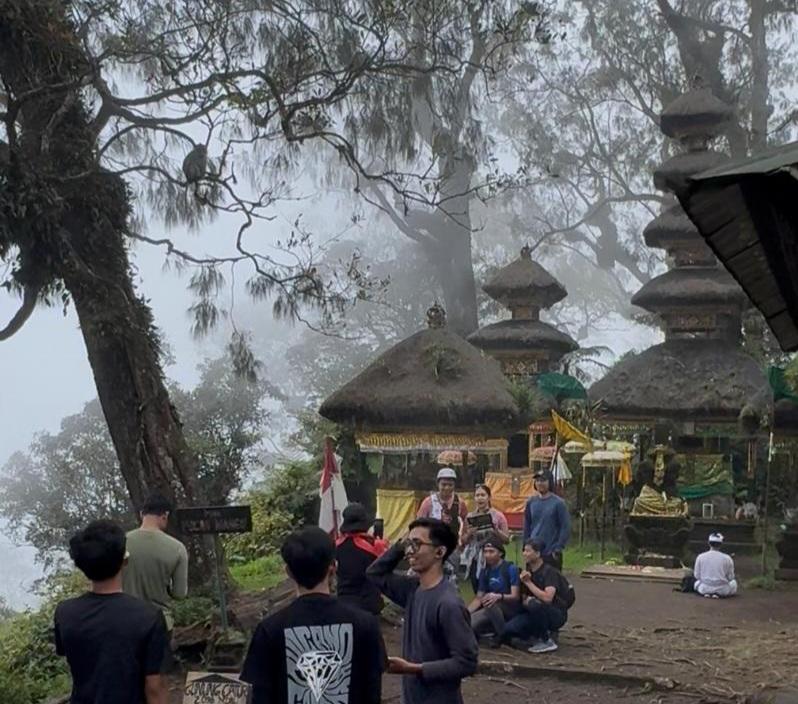 Sejumlah-pendaki-saat-melakukan-pendakian-di-Pura-pucak-Mangu-asv.jpg