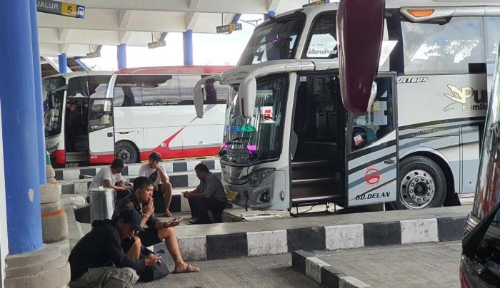 Sejumlah-sopir-bus-AKP-saat-menunggu-penumpang-di-Terminal-Tipe-A-Mengwi.jpg