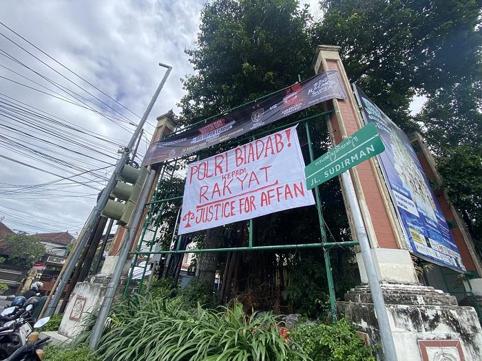 Pasca Demo Jakarta, Spanduk Bertuliskan "Polri Biadab" Terbentang di Fasilitas Umum Denpasar