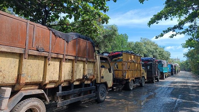 Sejumlah-truk-pengangkut-sampah-berjejer-antrean-menuju-ke-TPA-Suwung.jpg