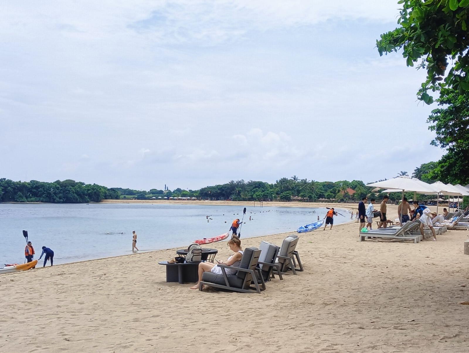 Sejumlah turis tengah menikmati pantai di Kawasan The Nusa Dua. Thailand Lebih Ramai Turis Daripada Bali Jelang Nataru, The Nusa Dua Tetap Optimis