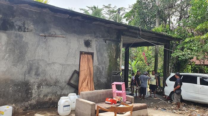 Sejumlah-warga-berkumpul-untuk-mencari-korban-yang-rumahnya-ambruk.jpg