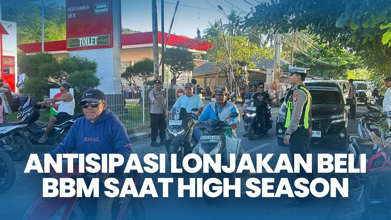 Sejumlah-warga-mengantre-di-sejumlah-SPBU-di-Nusa-Penida-Kabupaten-Klungkung-Selasa-65.jpg