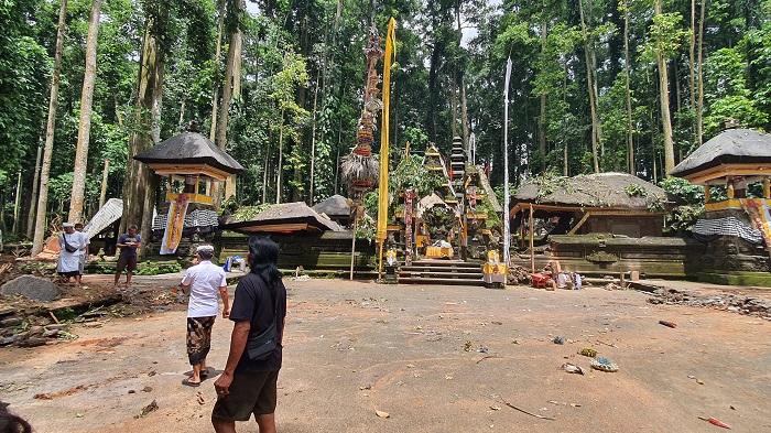 Sejumlah-warga-saat-melakukan-pembersihan-di-areal-pura-Bukit-Sari.jpg
