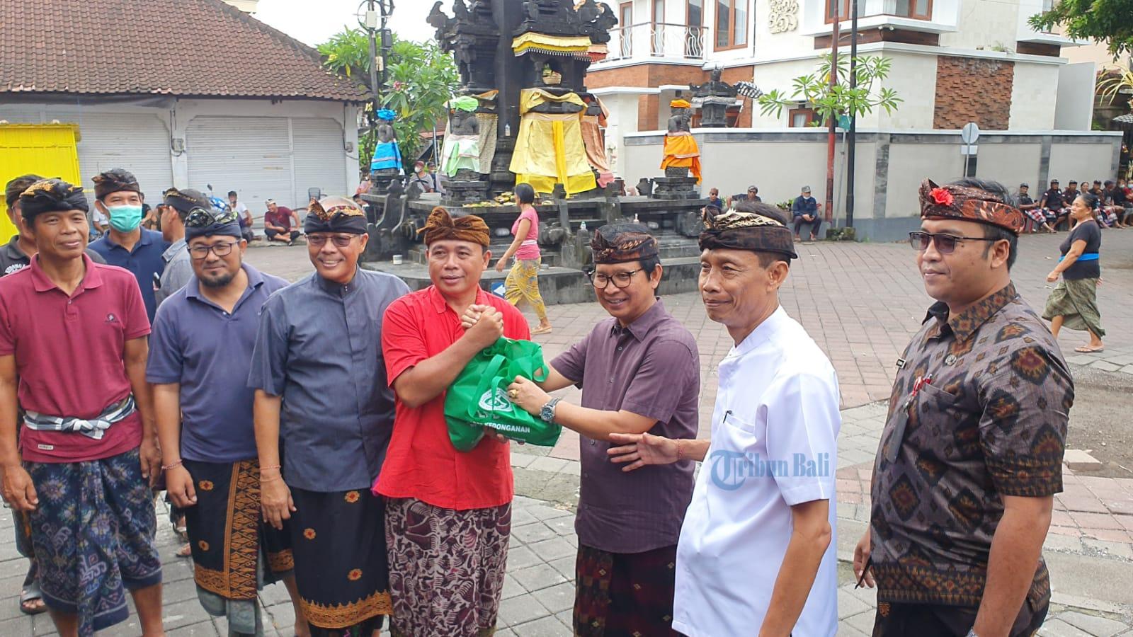 Sekda Badung Adi Arnawa Hadiri Bagi-bagi 11 Ton Daging Babi Jelang Hari Raya Galungan