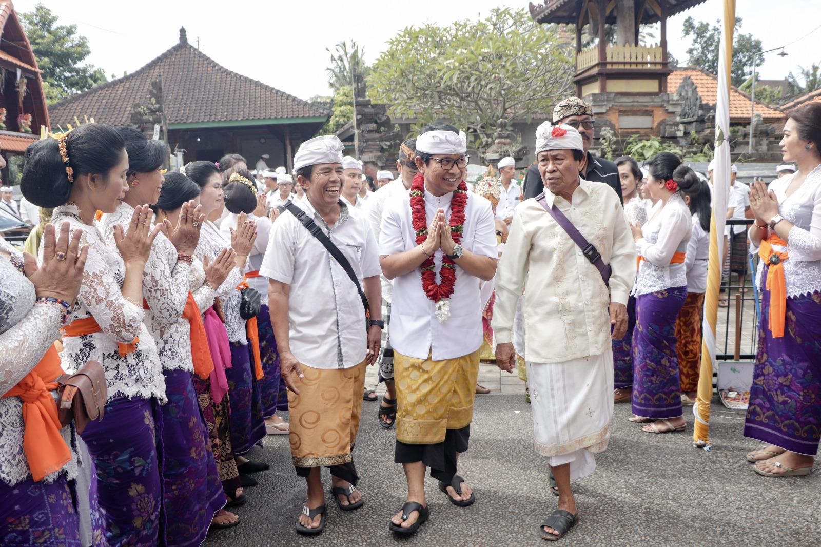 Sekda-Badung-I-Wayan-Adi-Arnawa-saat-menghadiri-Karya-Melaspas-dan-Mendem-Pedagingan.jpg