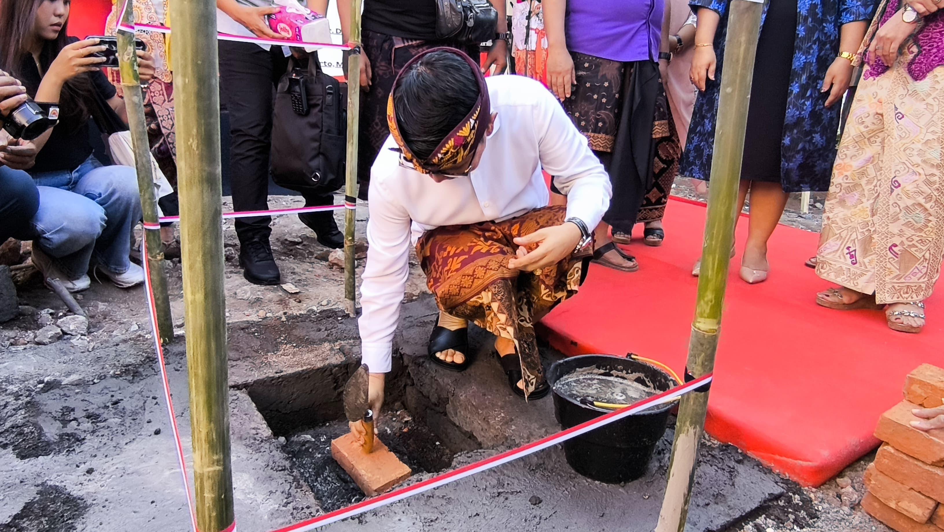 Sekda-Badung-Letakkan-Batu-Pertama-Proyek-Pembangunan.jpg