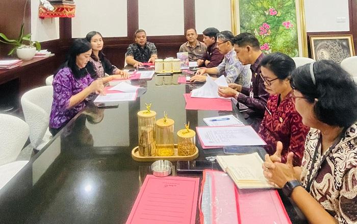 Sekda-Gianyar-I-Gusti-Bagus-Adi-Widhya-Utama-memimpin-rapat.jpg