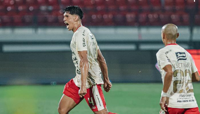Selebrasi-pemain-Bali-United-Elias-Dolah-usai-mencetak-gol.jpg