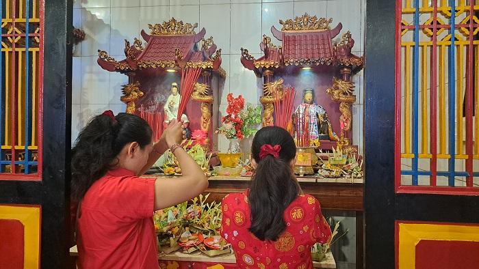 Sembahyang-Etnis-Tionghoa-saat-melakukan-sembahyang-di-Kongco-Seng-Hong-Bio-Rabu-2912025.jpg