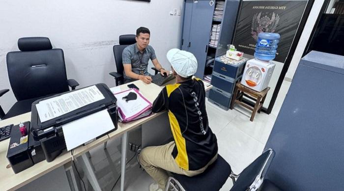 Seorang-WNI-yang-akan-berangkat-haji-non-prosedural-saat-dimintai-keterangan-563.jpg