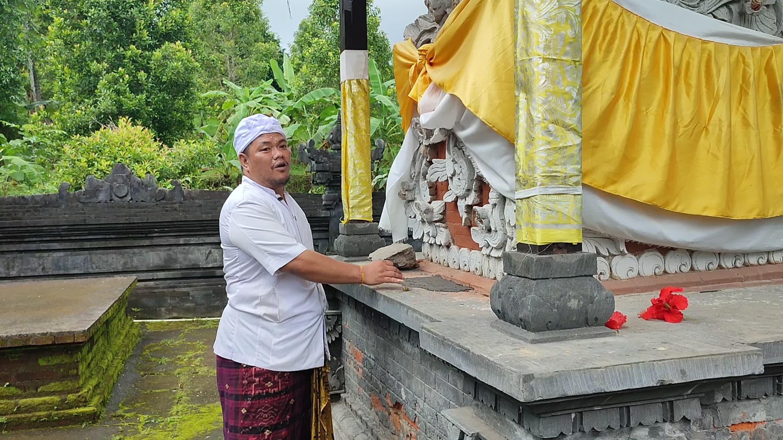 Seorang-warga-saat-menunjukkan-salah-satu-pelinggih-di-Pura-Dalem-Desa-Adat-Pumahan.jpg