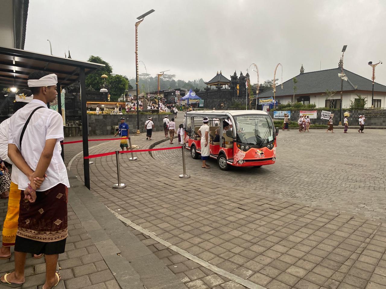 Shuttle-bus-gratis-layani-pemedek-yang-bersembahyang-ke-Pura-Besakih-Jumat-542024.jpg