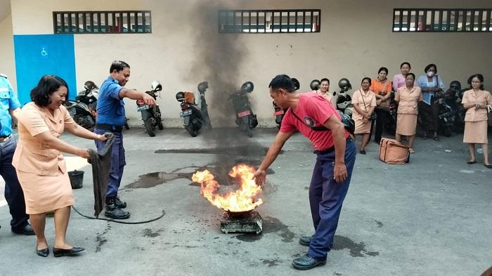 Simulasi-pemadaman-dini-kebakaran-terhadap-ibu-ibu-di-Kantor-Satpol-PP.jpg