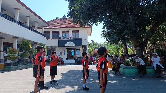 Siswa-di-SDN-5-Pedungan-Denpasar-dan-kondisi-terkini-TPA-Suwung.jpg