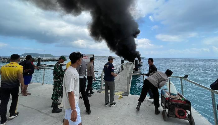 Situasi-Boat-terbakar-di-Pelabuhan-Banjar-Nyuh-Desa-Ped-Nusa-Penida.jpg