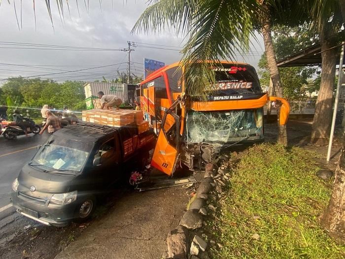 Bus Hilang Kendali di Tikungan Tajam, Laka Bus vs Truk Boks di Jembrana Tak Terhindarkan