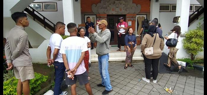 Kantor KPU Bali Digeruduk Warga Luar Bali, Protes Tak Bisa Salurkan Hak Pilih