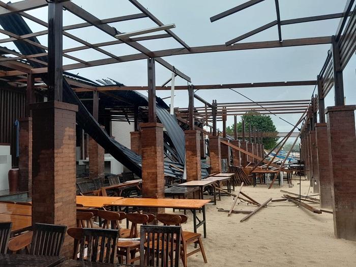 Situasi-sejumlah-kafe-yang-ada-di-kawasan-Cafe-9-Jimbaran-rusak-akibat-hantaman-angin-kencang.jpg