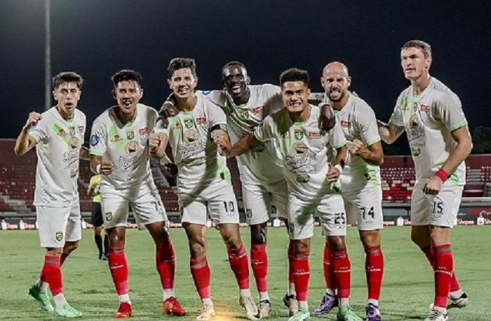 Skuad-Persebaya-Surabaya-berpose-usai-cetak-gol-ke-gawang-Persita.jpg