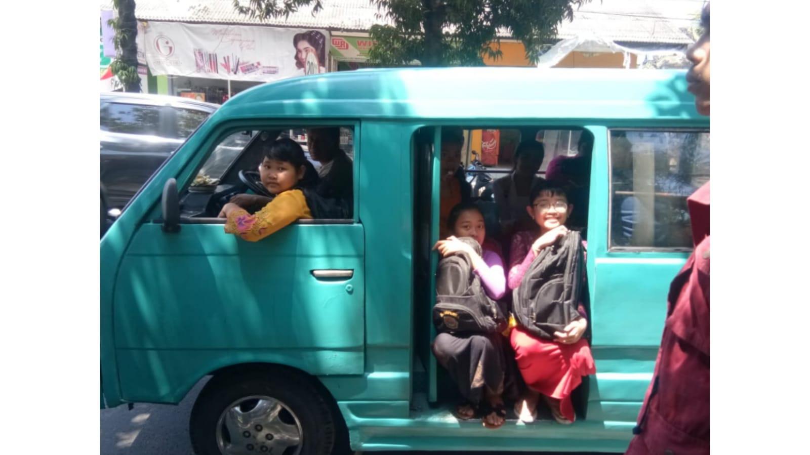 Sopir Angkot Siswa Gianyar Gelisah, Gaji Dibayarkan Selalu Tidak Tepat Waktu