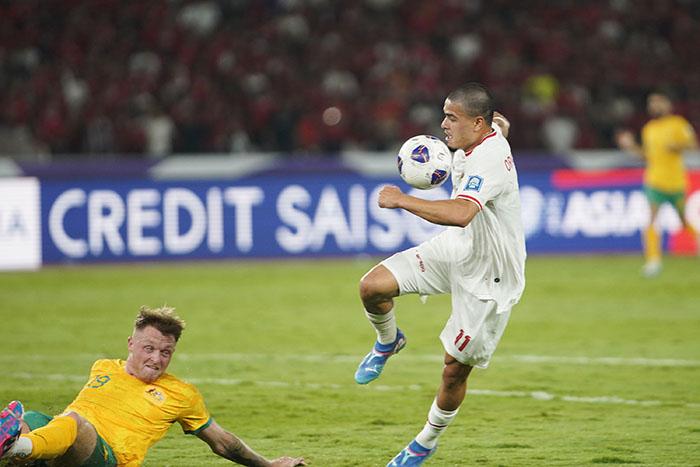 Striker-Timnas-Indonesia-Ragnar-Oratmangoen-kanan-berusaha-mengamankan-bola.jpg